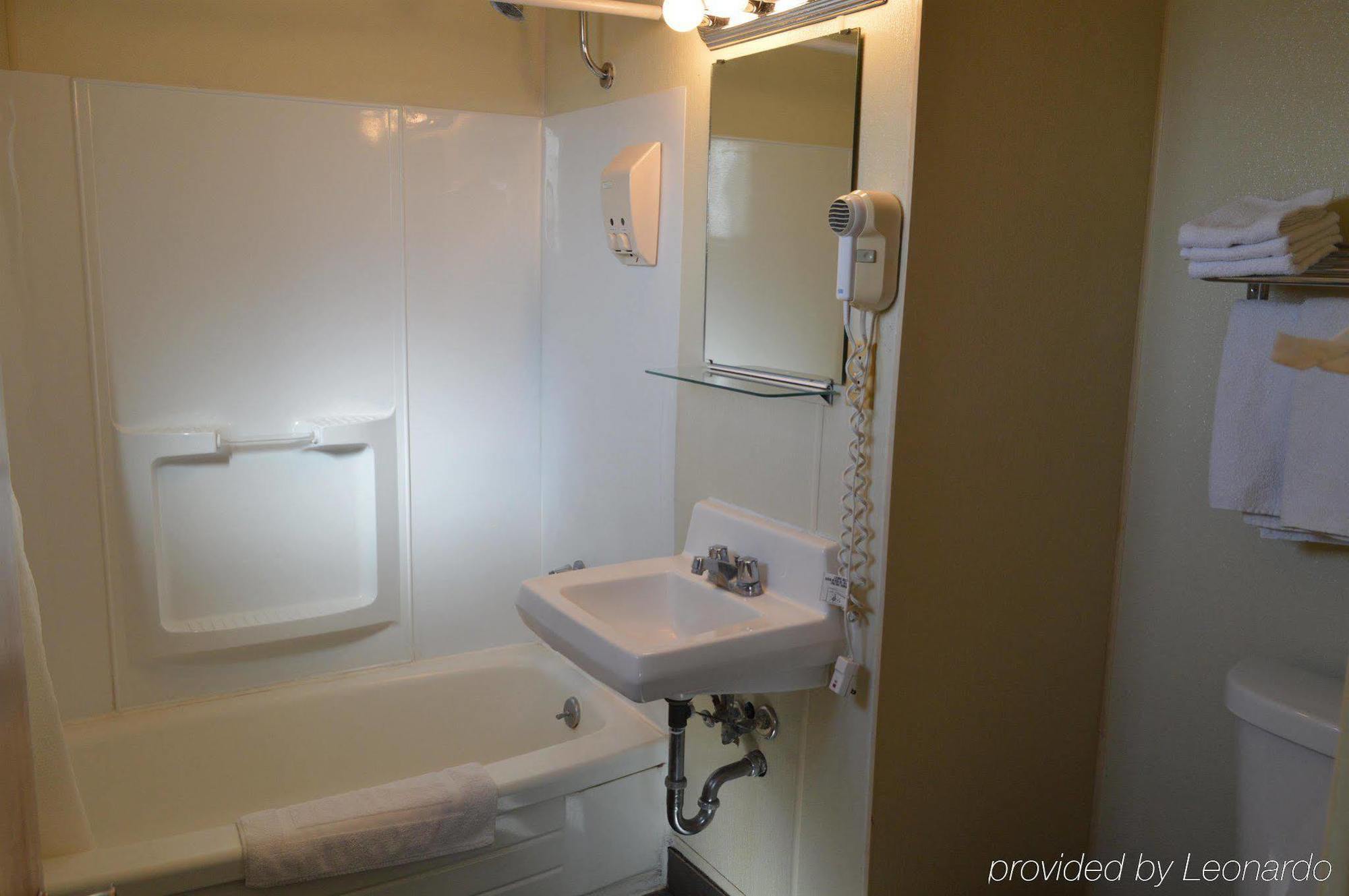 Economy Inn Хермистон Экстерьер фото